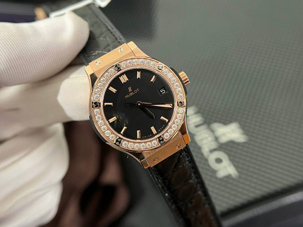 Hublot watches for ladies' 
good quality 
with stone 
310 dhs🪙💕

Zain59
♥️♥️♥️