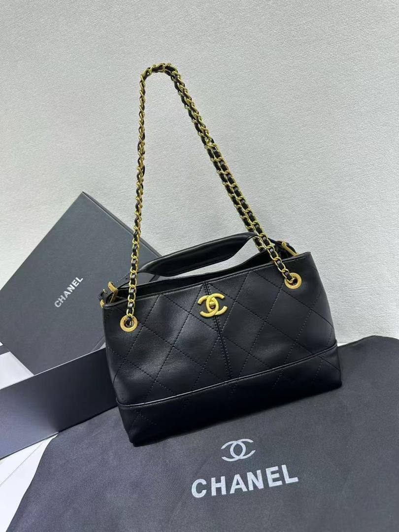 Chanel
95 dhs🪙🌨️
size 30cm

Zain26
♥️♥️♥️
