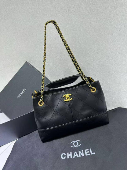 Chanel
95 dhs🪙🌨️
size 30cm

Zain26
♥️♥️♥️