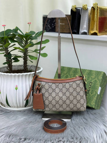 GUCCI
SIZE………. 22CM🌷
90 dhs💓
with BOX✅
🎁🎁🎁

Zain244
♥️♥️♥️