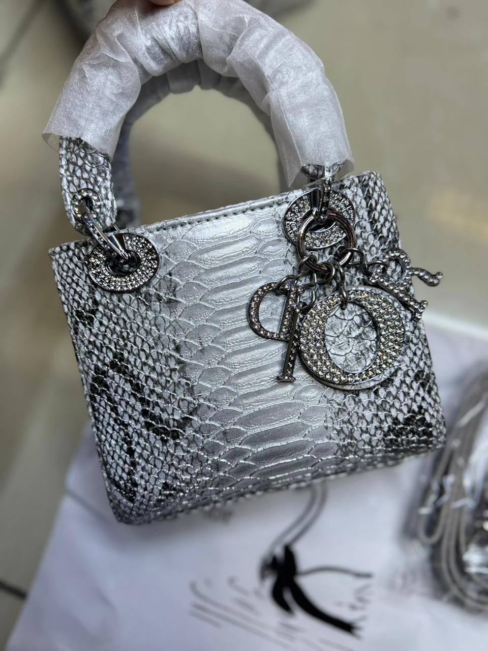 🌹  Lady Dior rare materials
1️⃣ First quality +🎁
Size : 17 * 14 * 7 cm
115 dhs👑
with box 🎁

Zain115
♥️♥️♥️