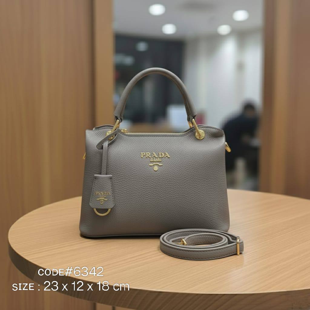 PRADA ᴛᴏᴘ ʜᴀɴᴅʙᴀɢ
ᴍᴀᴛᴛᴇ ʟᴇᴀᴛʜᴇʀ ᴍᴀᴛᴇʀɪᴀʟ
ᴛʜʀᴇᴇ ᴄᴏᴍᴘᴀʀᴛᴍᴇɴᴛ
ᴡɪᴛʜ ʟᴏɴɢ ʙᴇʟᴛ sᴛʀᴀᴘ
ɢᴏʟᴅ ʜᴀʀᴅᴡᴀʀᴇ
sɪᴢᴇ : 23 cm

75 dhs✅

Zain31
♥️♥️♥️