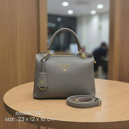 PRADA ᴛᴏᴘ ʜᴀɴᴅʙᴀɢ
ᴍᴀᴛᴛᴇ ʟᴇᴀᴛʜᴇʀ ᴍᴀᴛᴇʀɪᴀʟ
ᴛʜʀᴇᴇ ᴄᴏᴍᴘᴀʀᴛᴍᴇɴᴛ
ᴡɪᴛʜ ʟᴏɴɢ ʙᴇʟᴛ sᴛʀᴀᴘ
ɢᴏʟᴅ ʜᴀʀᴅᴡᴀʀᴇ
sɪᴢᴇ : 23 cm

75 dhs✅

Zain31
♥️♥️♥️