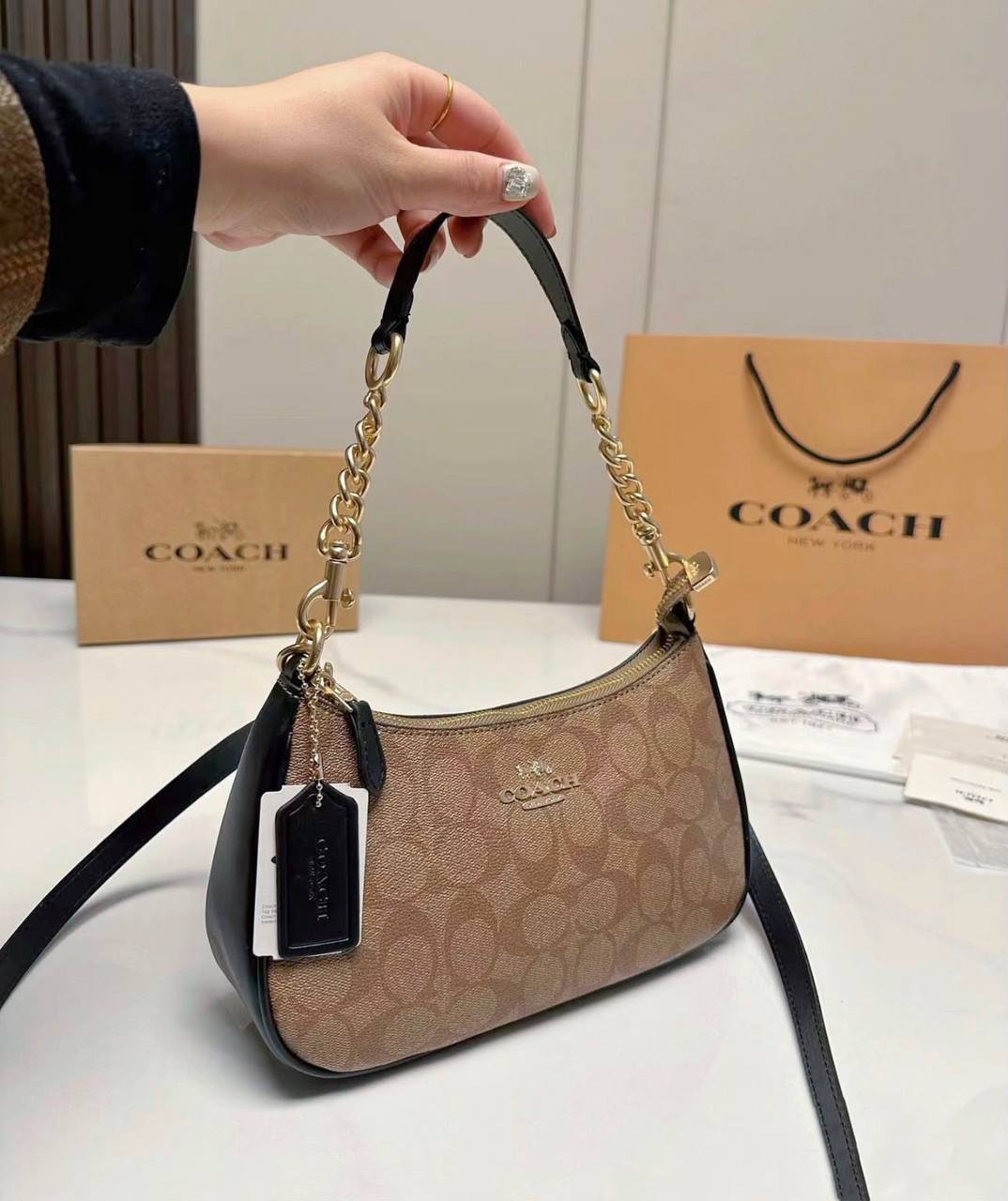 COACH 
GOOD QUALITY WITH BOX 
95 dhs🇦🇪🇦🇪

Zain295
♥️♥️♥️