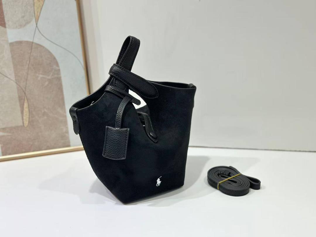 polo
105 dhs🪙🌨️

with box
🎁🎁🎁

size 22×12×12cm

Zain213
♥️♥️♥️