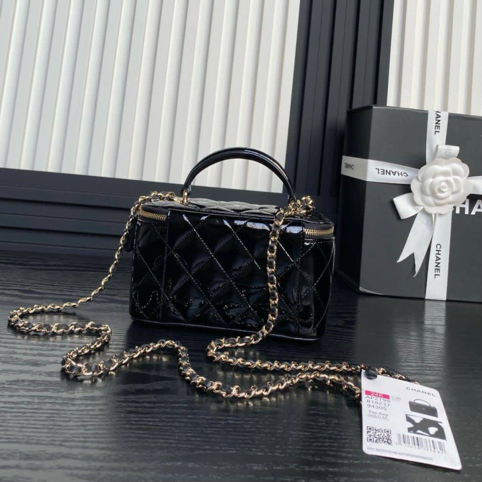 CHANEL 
GOOD QUALITY 

WITH BOX 
🎁🎁🎁

100 dhs✅

Zain295
♥️♥️♥️