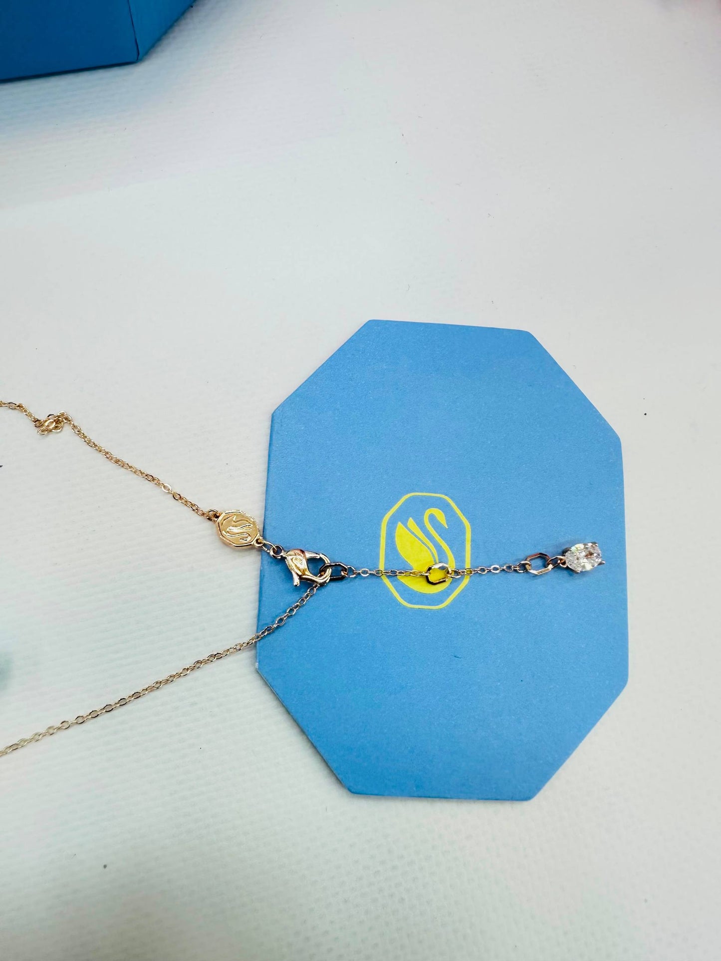SWAROVSKI 
Necklace 😍
Earring 🍁
Master quality 💯
With normal boxes 🗃️ 
105 dhs✅

With master box 📦 
140 dhs✅

Zain216
♥️♥️♥️