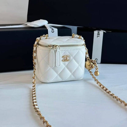 Chanel 
Best quality 

with box’s 
🎁🎁🎁

95 dhs✅
size 10 cm

Zain290
♥️♥️♥️