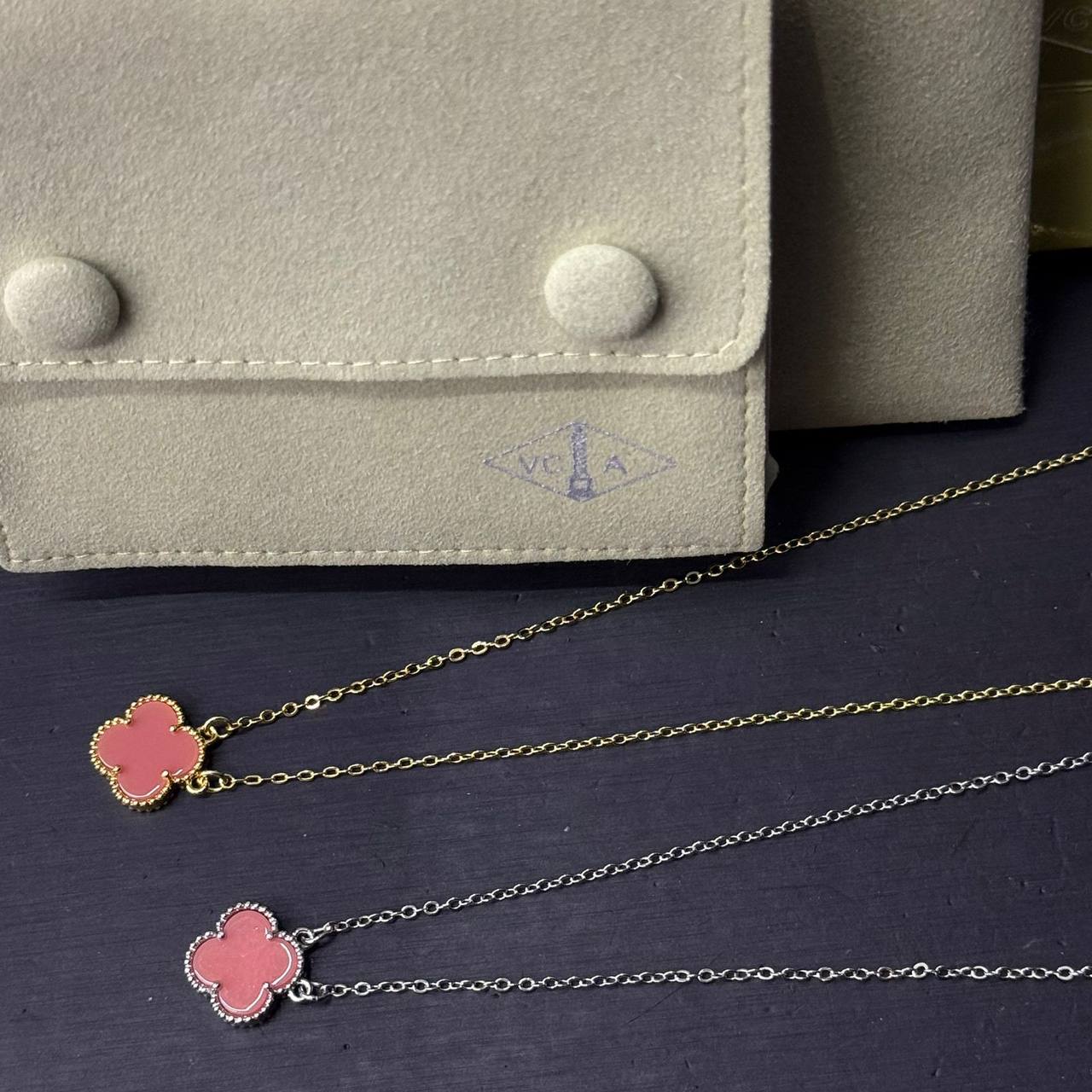 VCA ❤️‍🔥*
Necklace ✨
Stainless Steel 💯
With black boxes 📦 
20 dhs💓
With normal boxes 🗃️ 
And paper bag🛍️
30 dhs💓

Zain216
♥️♥️♥️