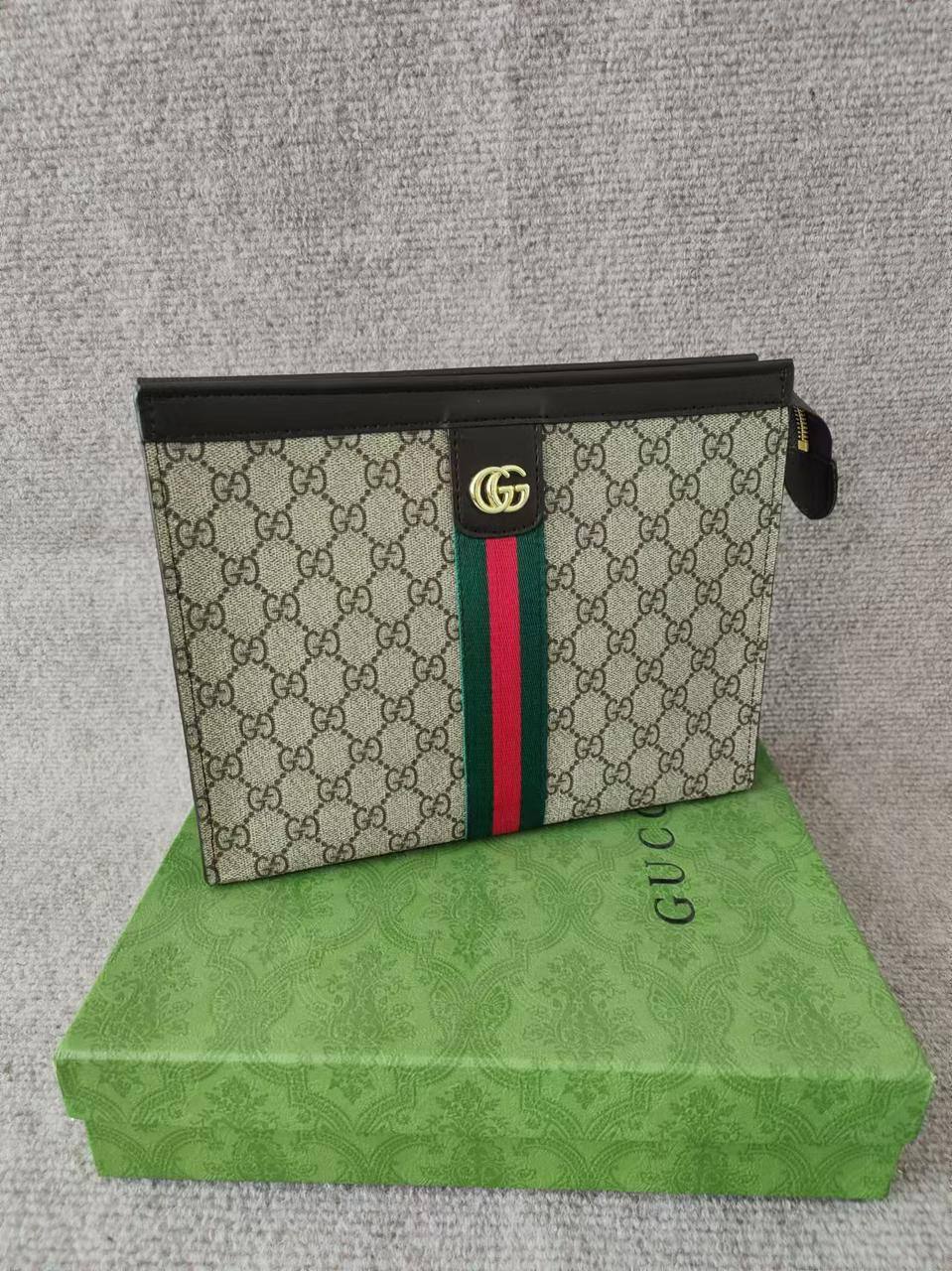 💖 Brand Clutch
1️⃣ First quality +🎁
Size : 28 * 18.5 cm
60 dhs🪙🌨️
with box 🎁

Zain115
♥️♥️♥️