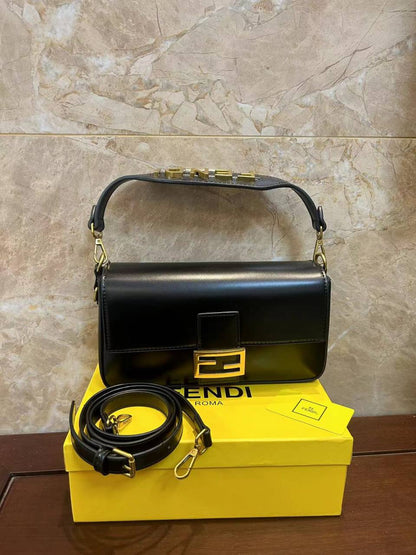 Fendi 

90 dhs✅
with box
🎁🎁🎁

Size 27×15×6 cm

Zain42
♥️♥️♥️