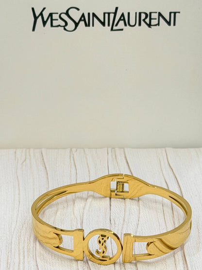 Bangle 🦋 

Stainless Steel 💯

With black boxes 
20 dhs🇦🇪🇦🇪

With brand boxes
30 dhs🇦🇪🇦🇪

Zain216
♥️♥️♥️