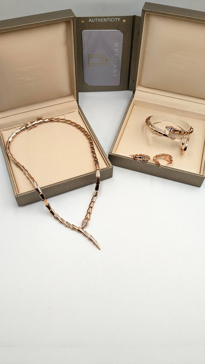 Bvlgari Set

380 dhs🪙💚

with good box paper bag
🎁🎁🎁

Zain210
♥️♥️♥️