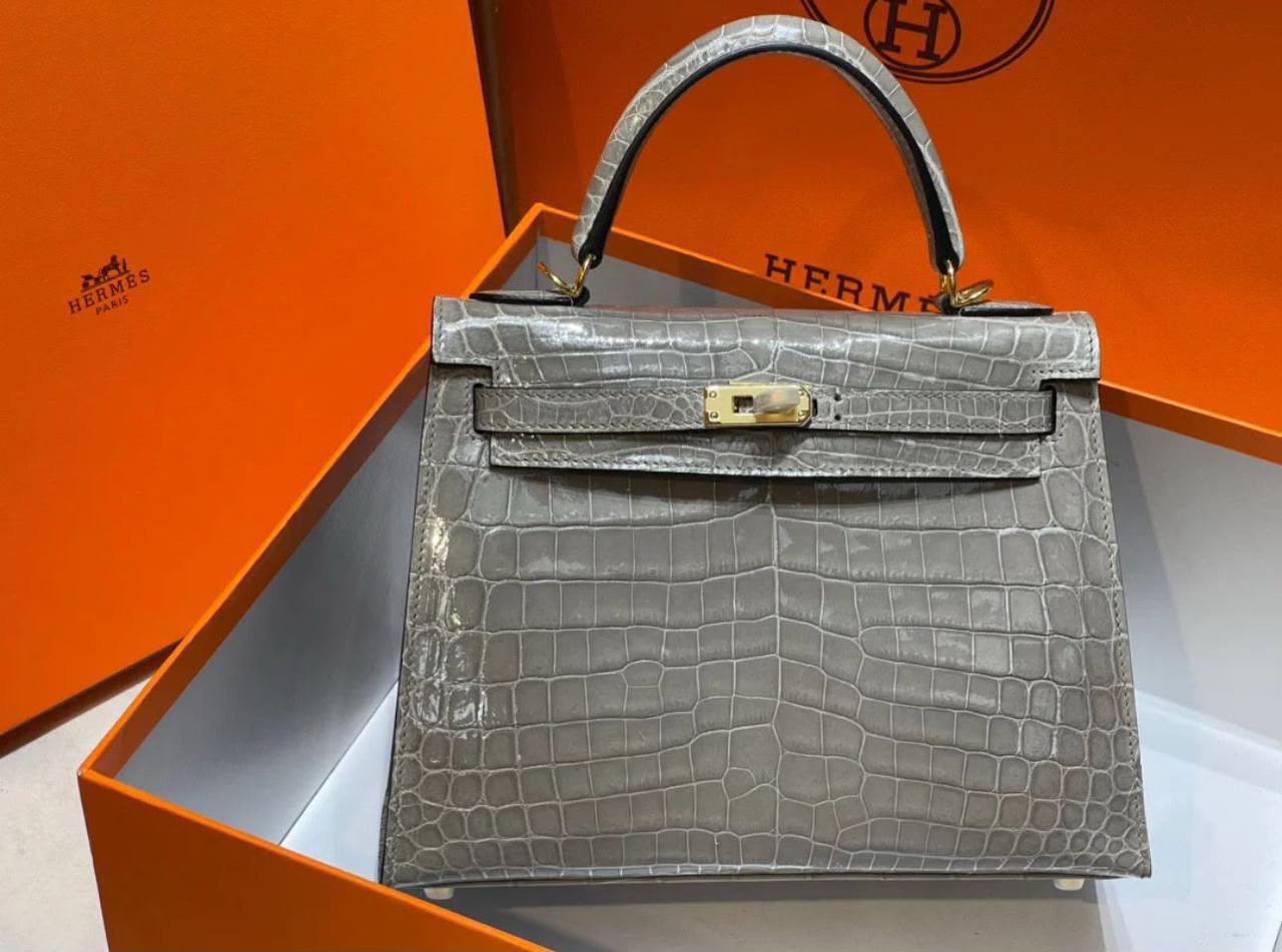 HERMES 
 GOOD QUALITY 
WITH BOX 
120 dhs✅

Zain295
♥️♥️♥️