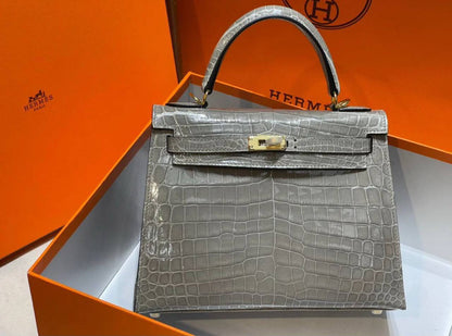 HERMES 
 GOOD QUALITY 
WITH BOX 
120 dhs✅

Zain295
♥️♥️♥️