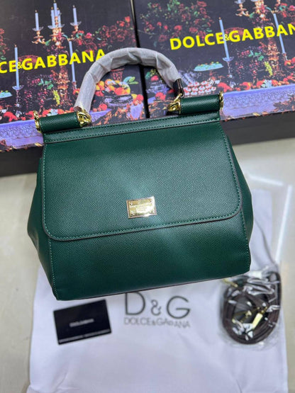 ❤️ Dolce & Gabbana 
1️⃣ First quality +🎁
Size : 25 * 22 * 13 cm
115 dhs💓
with box 🎁

Zain115
♥️♥️♥️