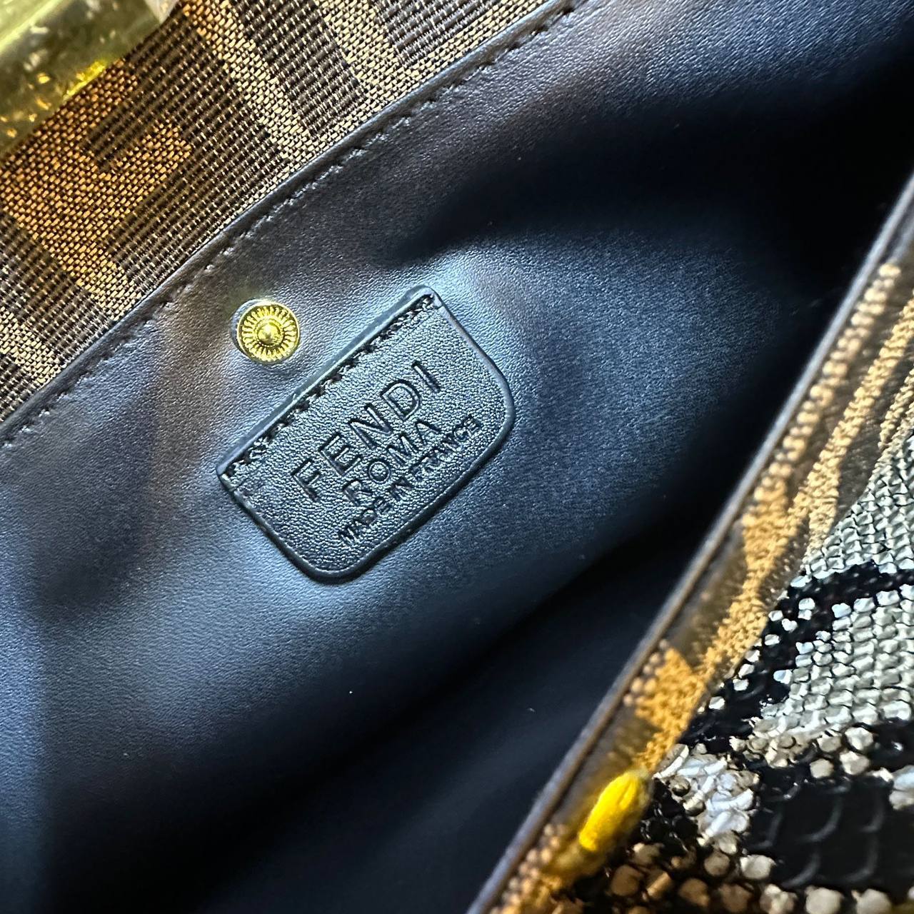 FENDI COPY ONE

 NEW CAME 

WITH BOX 
🎁🎁🎁

180 dhs🪙🌨️

Zain39
♥️♥️♥️