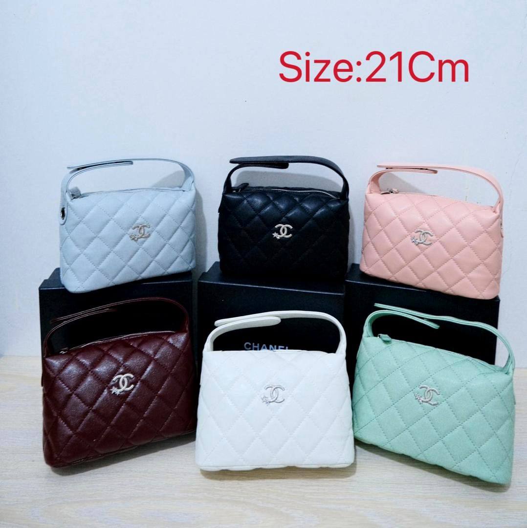 Chanel

95 dhs❤️

with box
🎁🎁🎁

size 21cm

Zain26
♥️♥️♥️