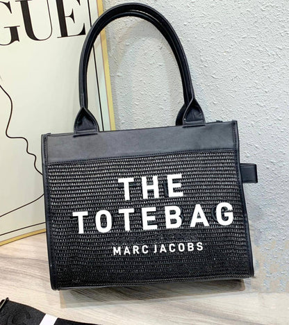 MARC JACOBS 
THE TOTE BAG NEW CAME 

GOOD QUALITY 
110 dhs🪙🖤

Zain39
♥️♥️♥️