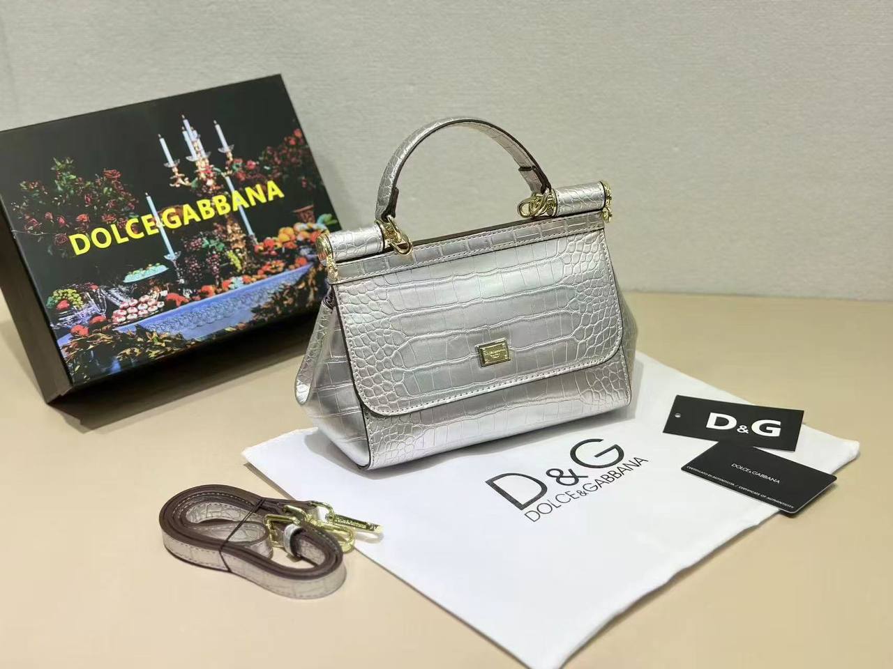 D&G
high quality 

with box 
🎁🎁🎁

105 dhs✅

Zain39
♥️♥️♥️