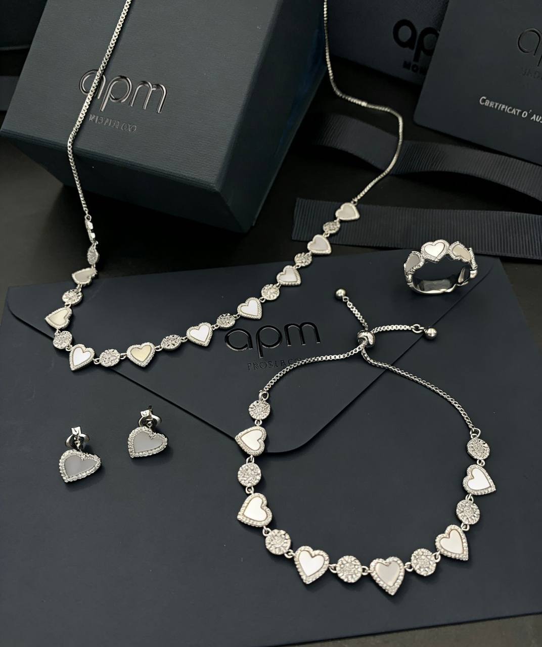 APM SET
MASTER✨💫 
NECKLACE BRACELET EARRINGS RING 
220 DHS✅ 💥
 WITH BOX AND PAPER BAG🎁🛍️

Zain89
♥️♥️♥️