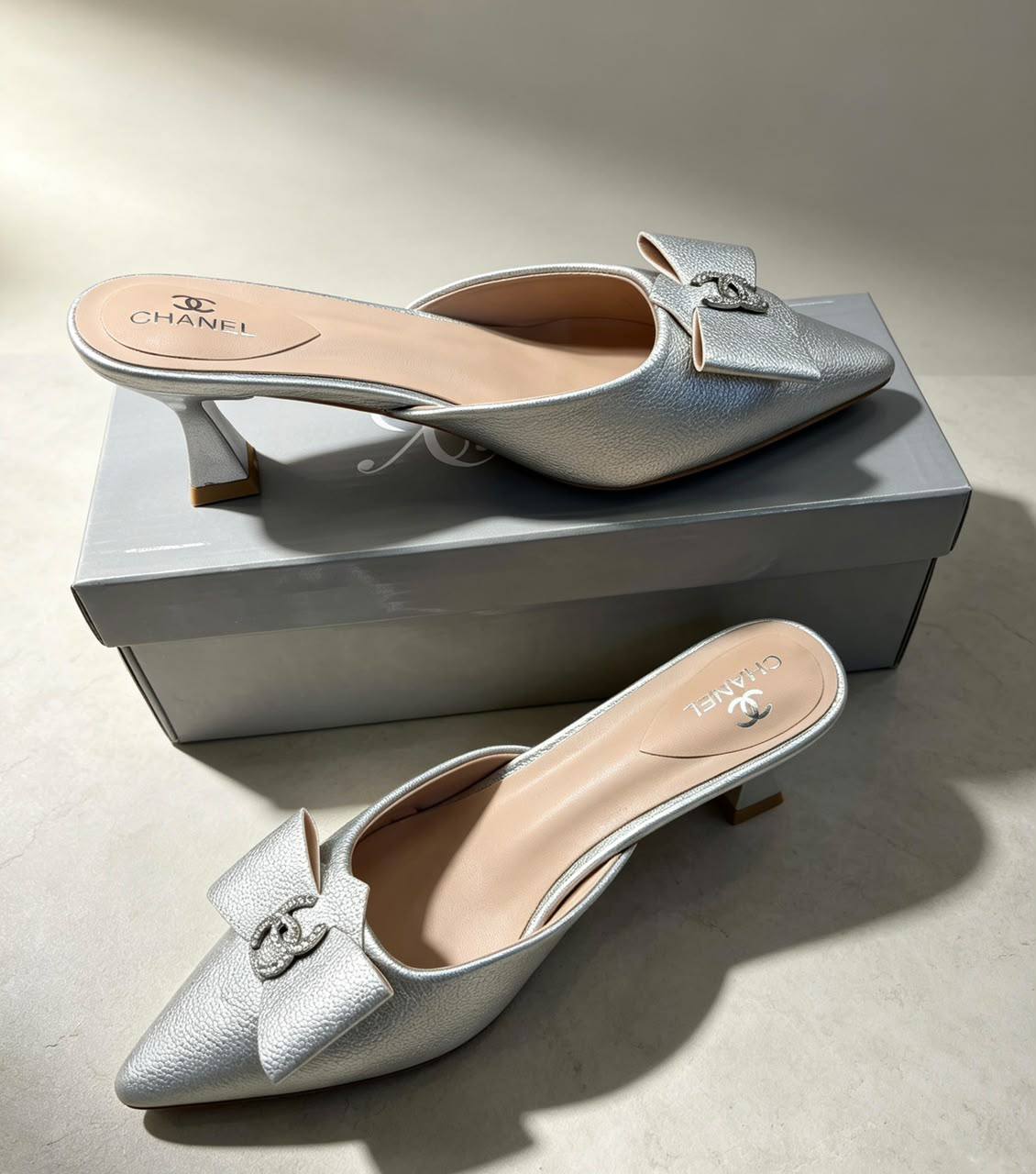 Chanel - Valentino - Miu Miu
size 36 to 41
75 dhs✅✅

Zain161
♥️♥️♥️