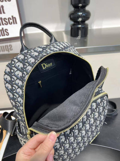 DIOR • FENDI
ᴄʟᴀssɪᴄ ᴘʀɪɴᴛ ʟᴏɢᴏ
BAGPACK/ KNAPSACK

75 dhs🪙💕

Zain31
♥️♥️♥️