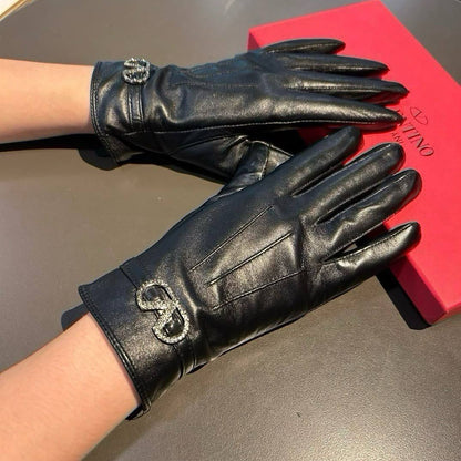VALENTINO Gloves
VVIP QUALITY
WITH ORRIGINAL BOX
320 dhs🇦🇪🇦🇪

Zain281
♥️♥️♥️
