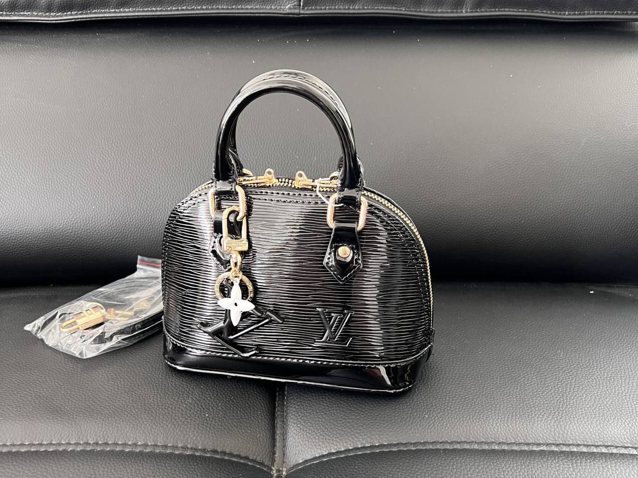 LV
110 dhs✅

With box 
🎁🎁🎁

high quality20cm

Zain26
♥️♥️♥️