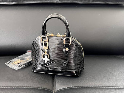 LV
110 dhs✅

With box 
🎁🎁🎁

high quality20cm

Zain26
♥️♥️♥️