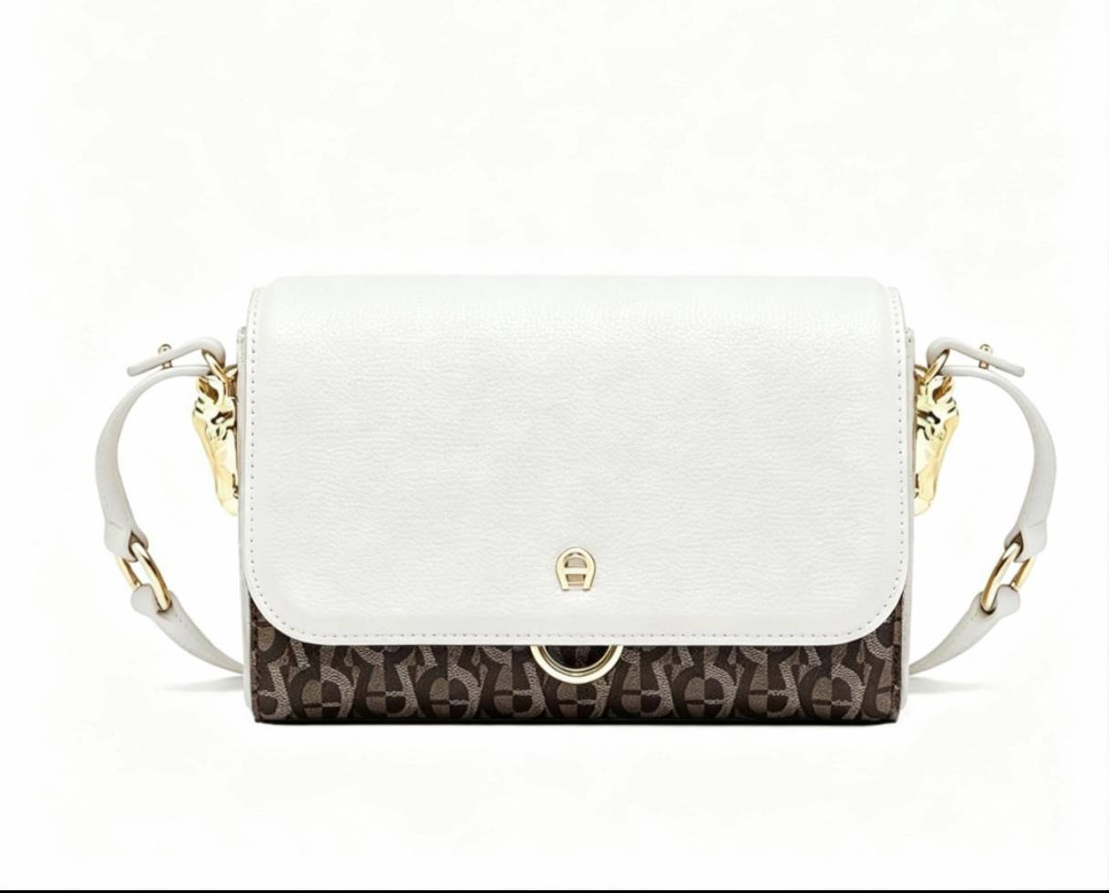 Aigner
95 dhs✅

with box
🎁🎁🎁

Size:20/8/15

Zain07
♥️♥️♥️