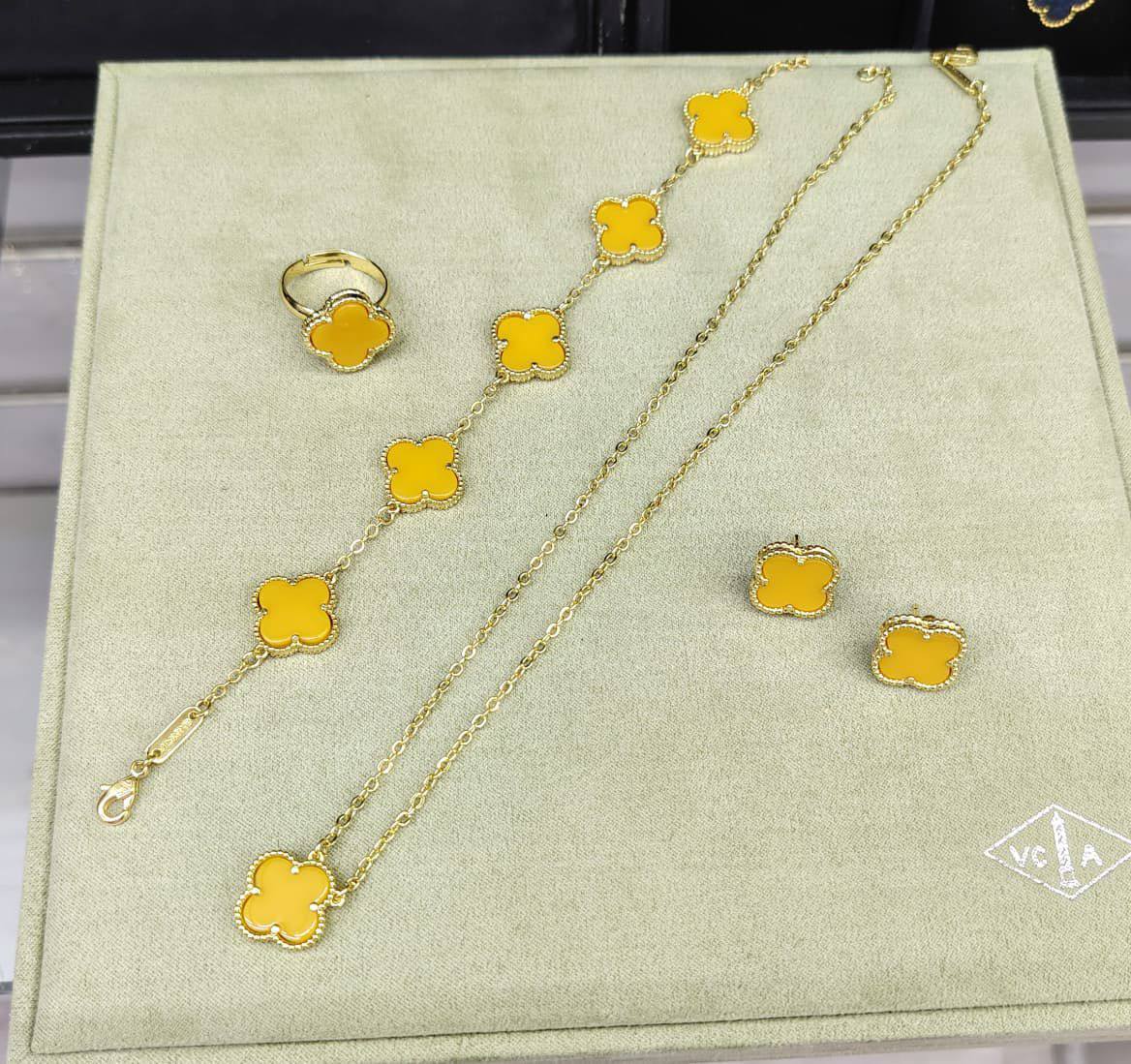 VCA SET ❤️‍🔥*
Necklace 🌸
Earring ✨
Bracelet 🍁
Ring 💍 free size ❣️
Stainless Steel 💯
Non tarnish 💯
With normal boxes 📦 
45 dhs✅
With master box 🗃️ 
75 dhs✅

Zain216
♥️♥️♥️
