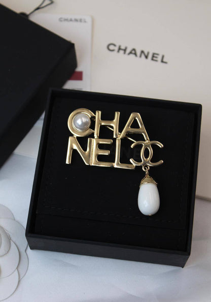 *CHANEL*  🤍

🆕🎉🥳🎊🆕
* BROOCH, Clip , Pin
* Gold-Finish Metal with Stones

* ⁠↗️ *Super Master Quality ®️*
For Price 👇 WTSP Text Zain 0568585901

Zain106
♥️♥️♥️