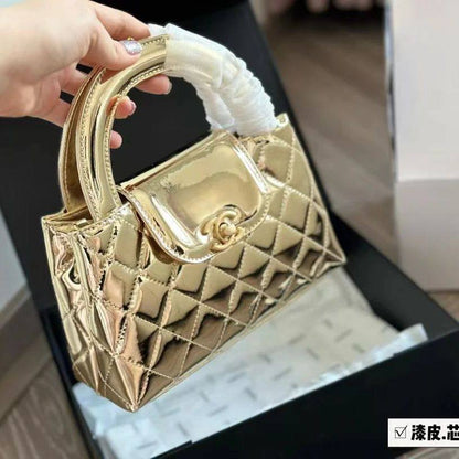 Chanel 
good quality, 
comes with box, 
🎁🎁🎁

size... 19* 13 cm 
90 dhs❣️

Zain12
♥️♥️♥️