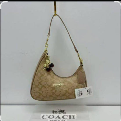 Coach
95 dhs✅
Good quality 

Size28cm

Zain06
♥️♥️♥️