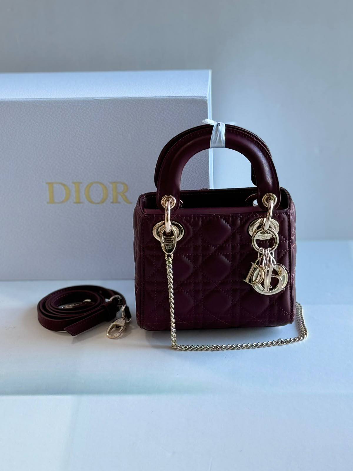Dior

17Cm 
With Box
280 dhs🇦🇪🇦🇪

Zain131
♥️♥️♥️