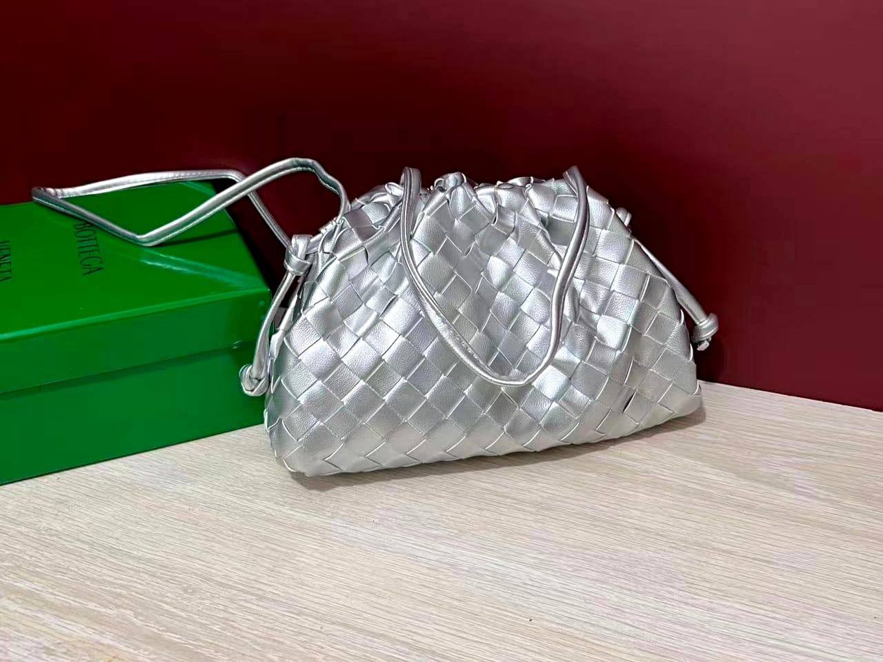 Bottega
110 dhs✅
with box
size 22cm

Zain26
♥️♥️♥️