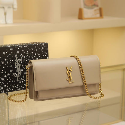 YSL

best quality 
with box
95 dhs🇦🇪🇦🇪

size22CM

Zain290
♥️♥️♥️