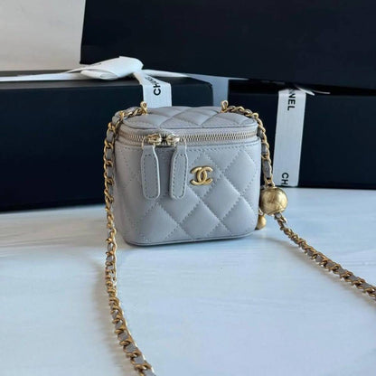 Chanel 
Best quality 

with box’s 
🎁🎁🎁

95 dhs✅
size 10 cm

Zain290
♥️♥️♥️