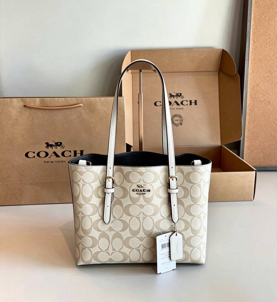 COACH 

NEW CAME 

GOOD QUALITY 
WITH BOX 
115 dhs🇦🇪🇦🇪

SIZE: 28cm

Zain295
♥️♥️♥️