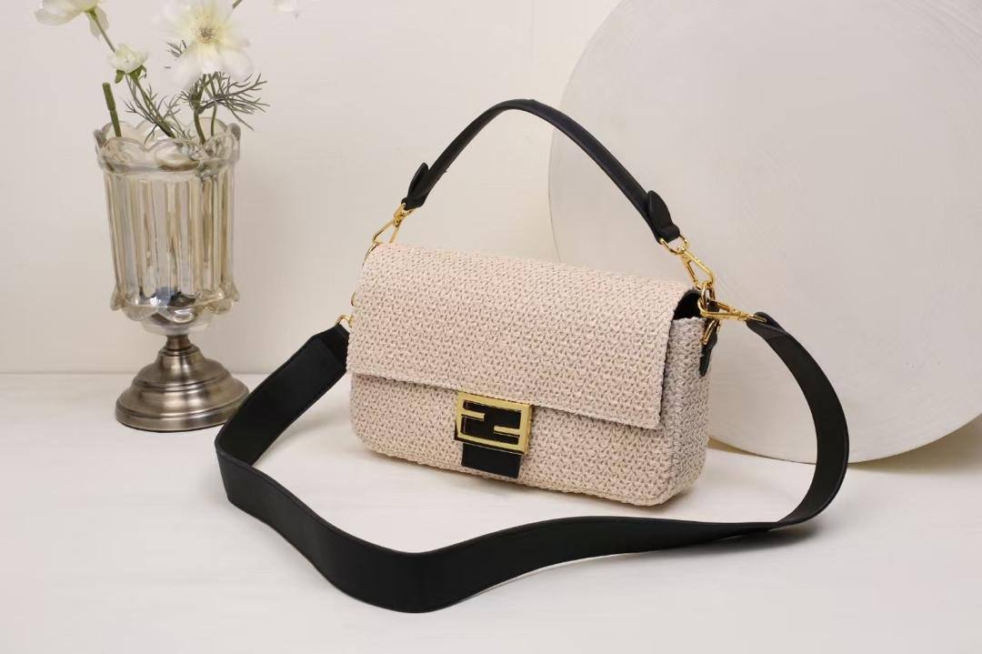 Fendi
85 dhs❣️

with box
🎁🎁🎁

26cm fendi
18cm jacquemus
Two styles

Zain26
♥️♥️♥️