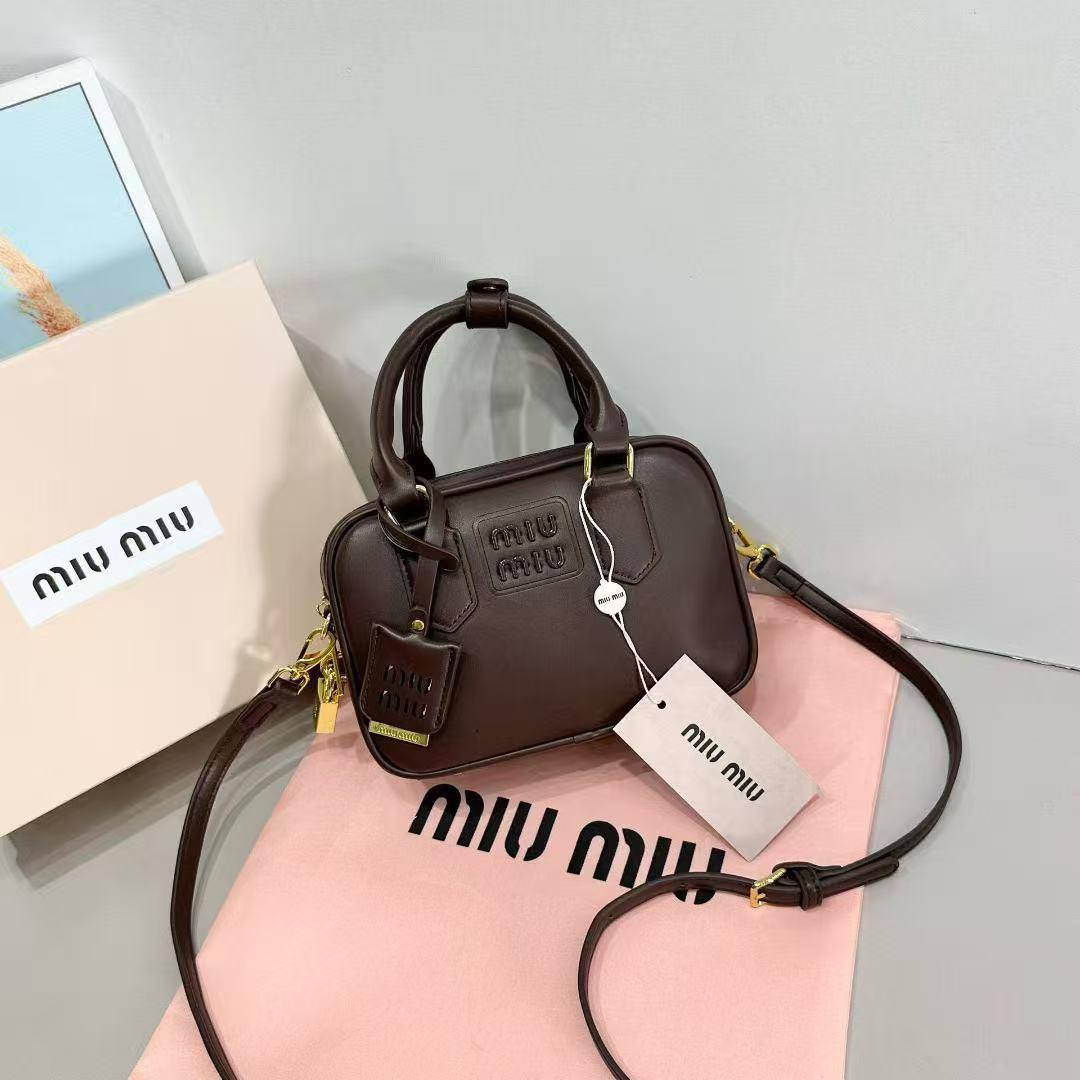 Miu Miu
95 dhs❣️
with box 
🎁🎁🎁

Good quality 🌹🌹🌹🌹

Zain253
♥️♥️♥️