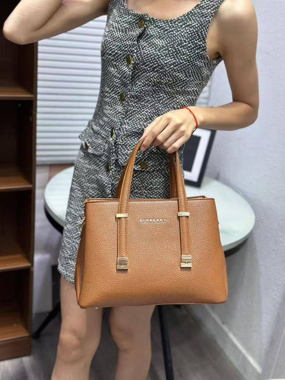 Burberry 

95 dhs❣️

Zain253
♥️♥️♥️