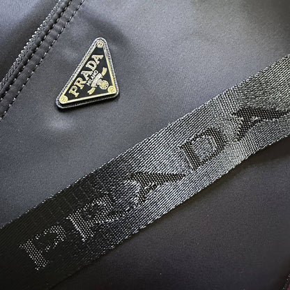 PRADA TRAVELING BAG COPY ONE 
150 dhs✅
SIZE: 55 CM

Zain39
♥️♥️♥️
