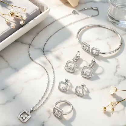 CHOPARD SET 

MASTER✨💫
NECKLACE 
BANGLE 

BIG EARRING 
SMALL EARRINGS


 RING 
FULL SET 

260 WITH BOX AND PAPER BAG🛍️🎁

Zain89
♥️♥️🇦🇪