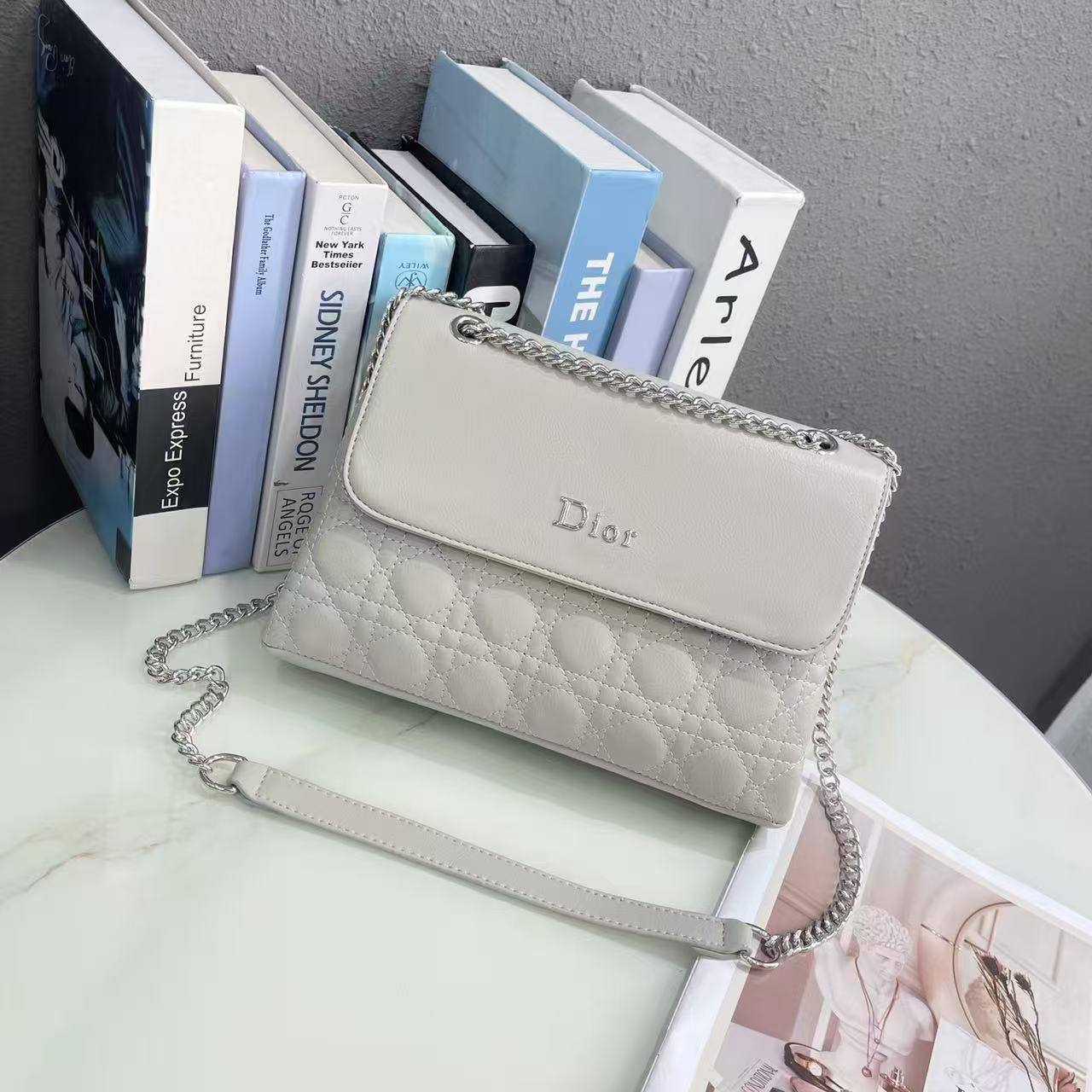Dior 
good quality
95 dhs✅

Zain278
♥️♥️♥️