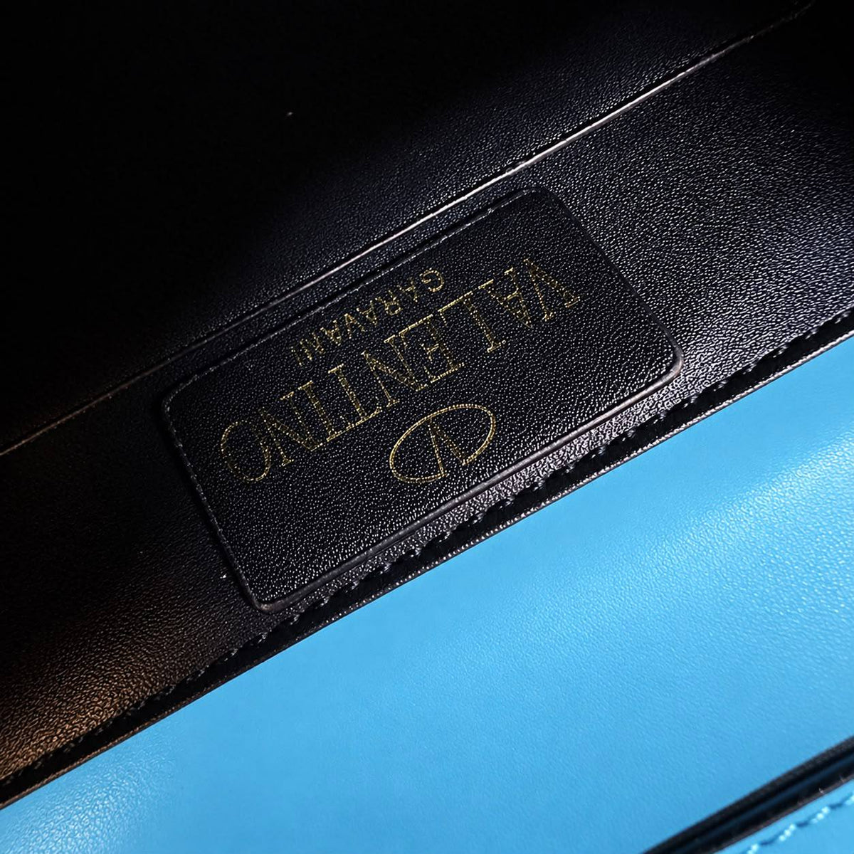 VALENTINO 

COPY ONE 
NEW CAME 

WITH BOX 
175 dhs🇦🇪🇦🇪

Zain39
Zain295
♥️♥️♥️