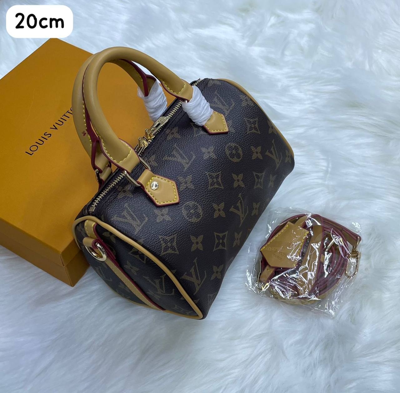 LV
with box
100 dhs✅

Zain72
♥️♥️♥️