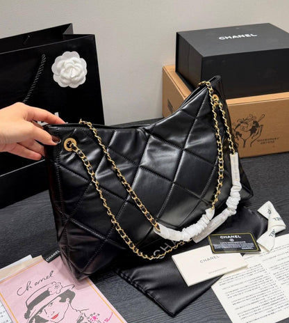 CHANEL NEW CAME 
HIGH QUALITY 
110 dhs🇦🇪🇦🇪
Size:38cm

Zain295
♥️♥️♥️