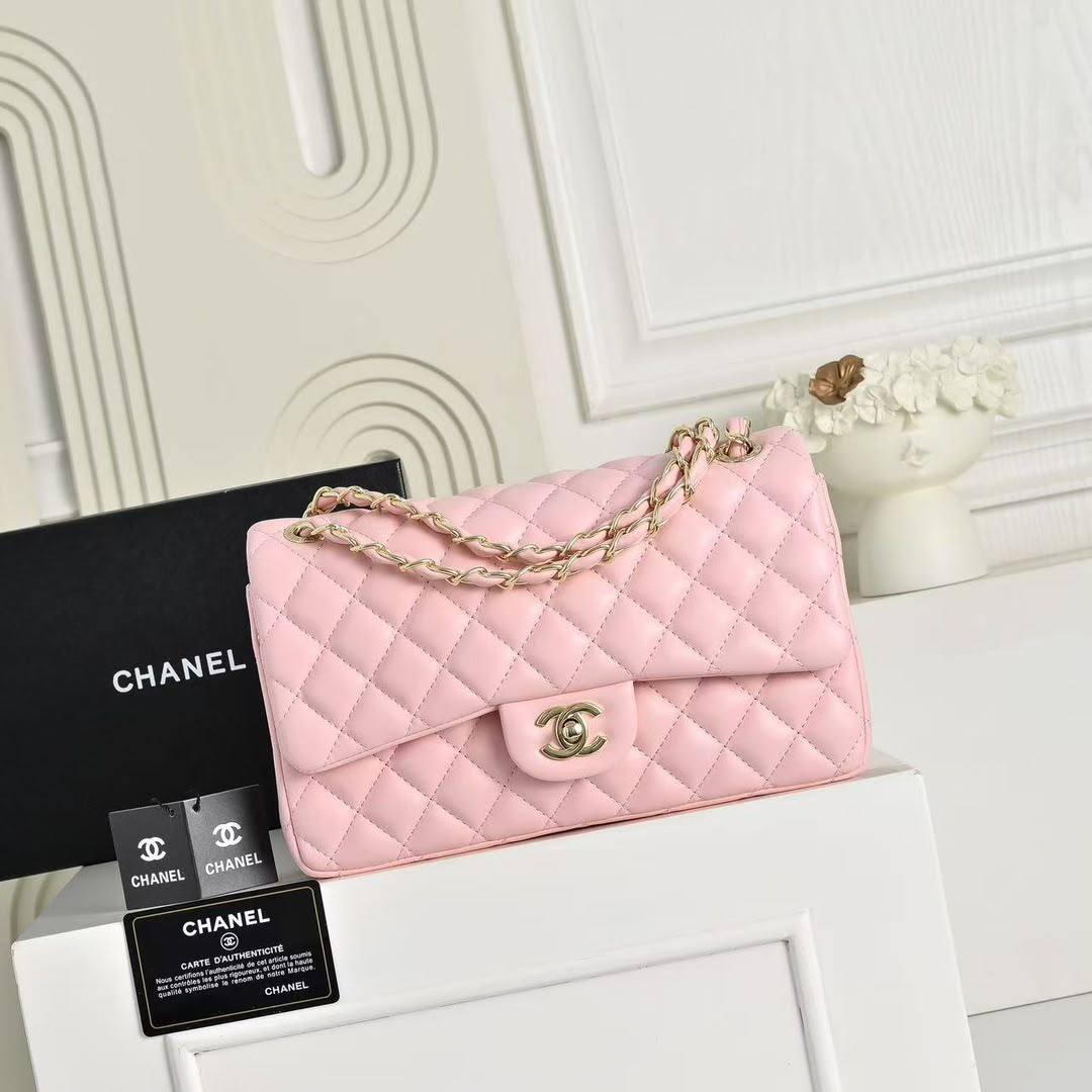Chanel 
100 dhs✅
with box🎁
Size 25×7×15cm

Zain42
♥️♥️♥️